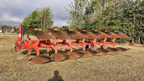 2016 Gregoire Besson HRPB 7 (6+1) Furrow On-Land plough