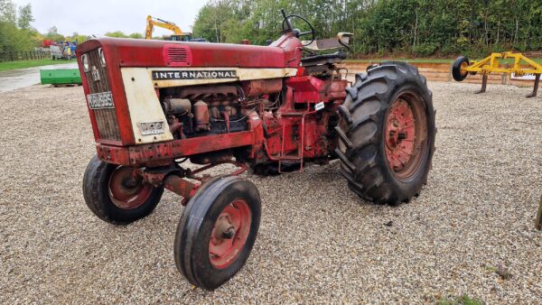 1963 International 706 2WD Tractor