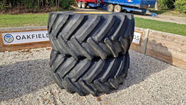 Pair of 30.5R32 flotation wheels