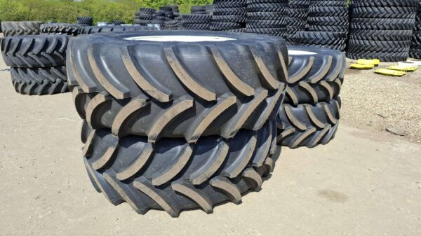 Vredestein 650/65R38 and 540/65R28 take-off wheelset
