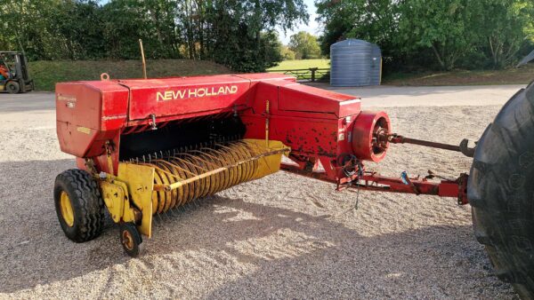 New Holland 286 Super Hayliner Baler